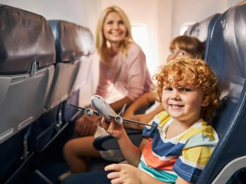 criança paga passagem de avião