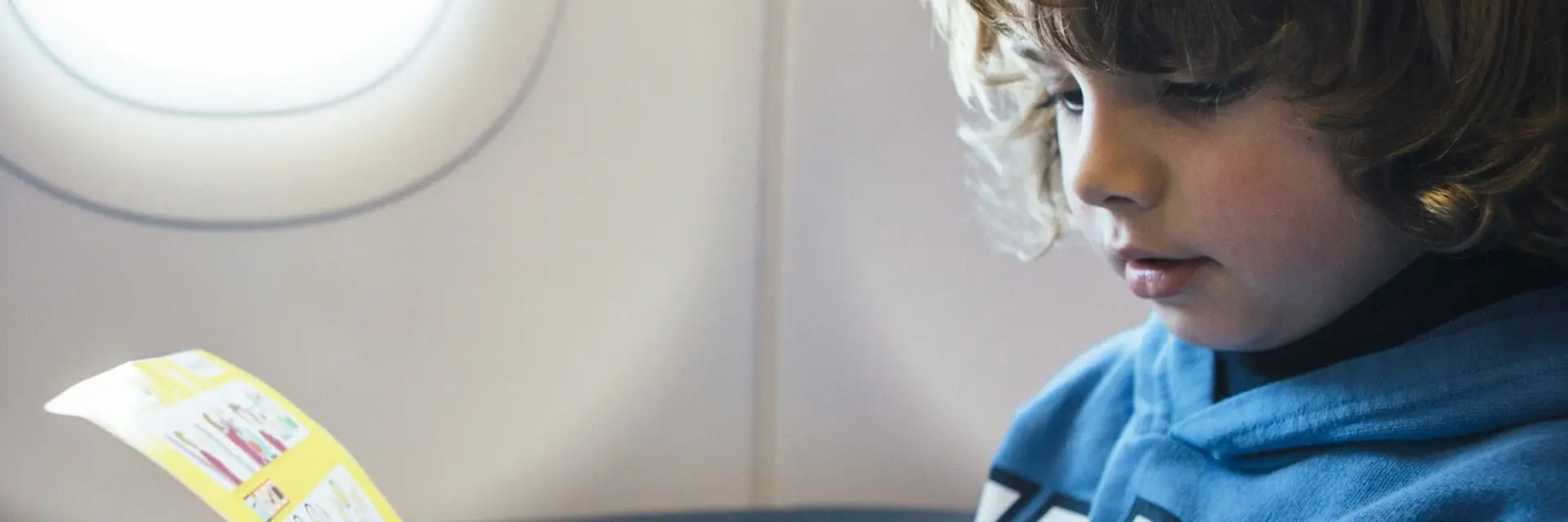 criança paga passagem de avião