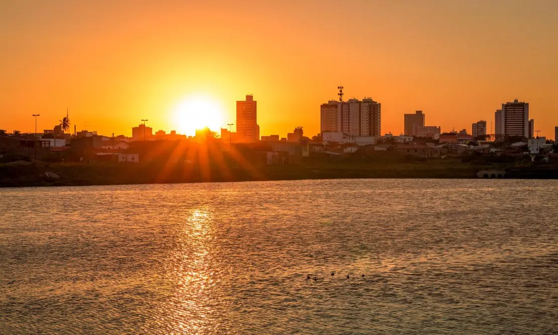 Imagem panorâmica do litoral de Feira de Santana durante o pôr do sol