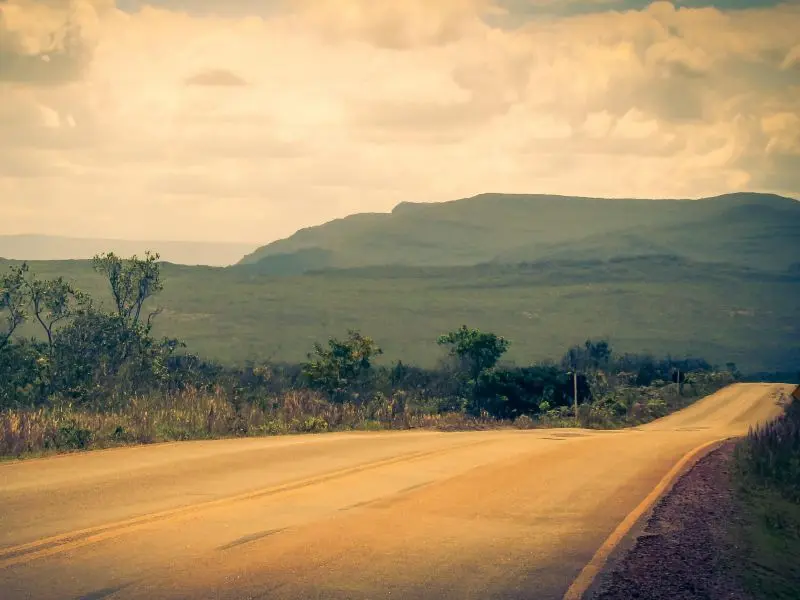 Estrada que leva de Mucuguê à Chapada Diamantina
