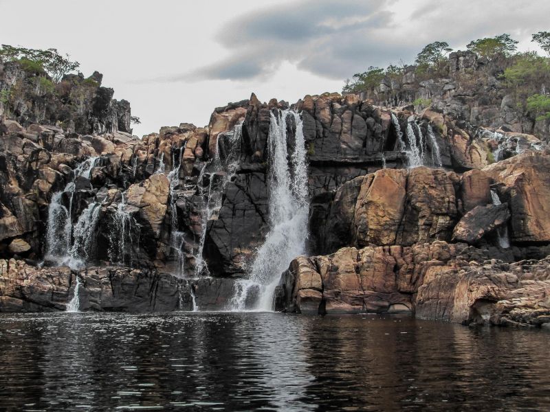Cachoeira em Mineiros, com várias pequenas quedas d