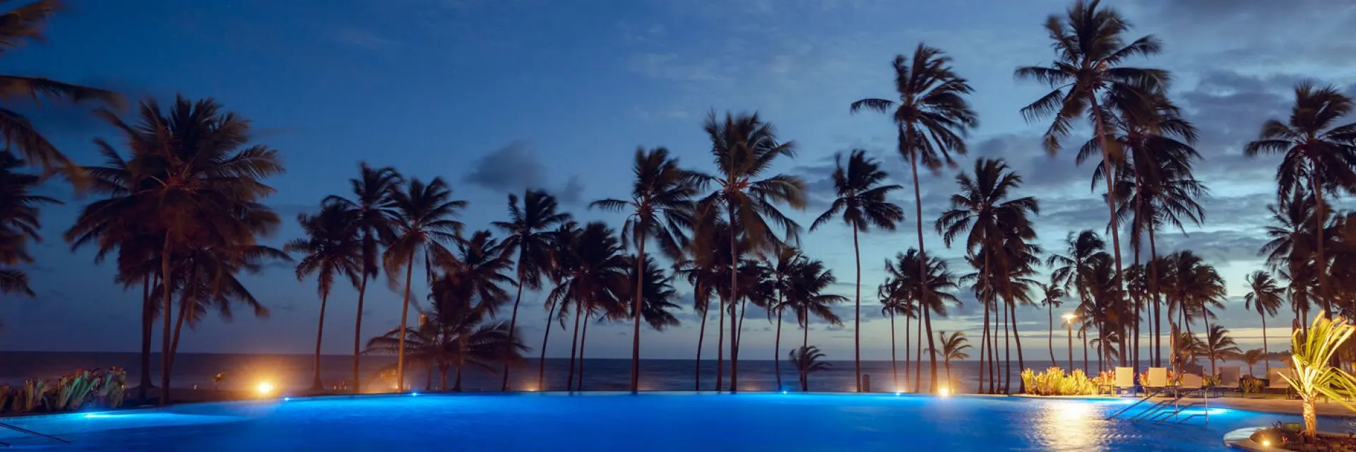 Imagem de uma praia da Bahia à noite