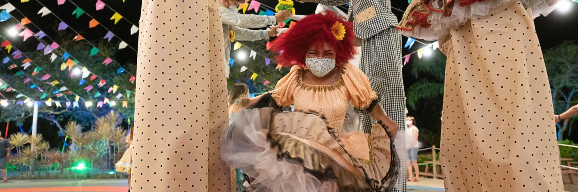 Imagem de uma mulher se divertindo nas brincadeiras de São João.