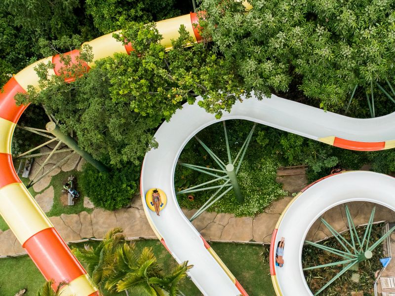 Vista aérea do Acqua River, um enorme toboágua com várias curvas