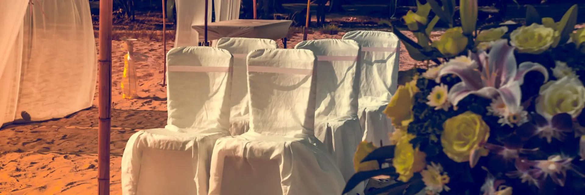 Imagem de uma praia decorada para um casamento