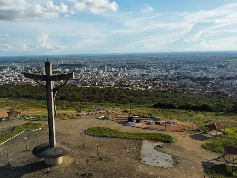 Cristo redentor em um mirante de Vitória da Conquista, com a cidade ao fundo