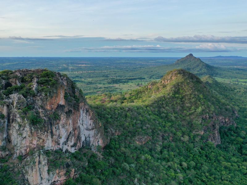 Visão aérea da cadeia de montanhas da Serra da Mesa, em Uruaçu