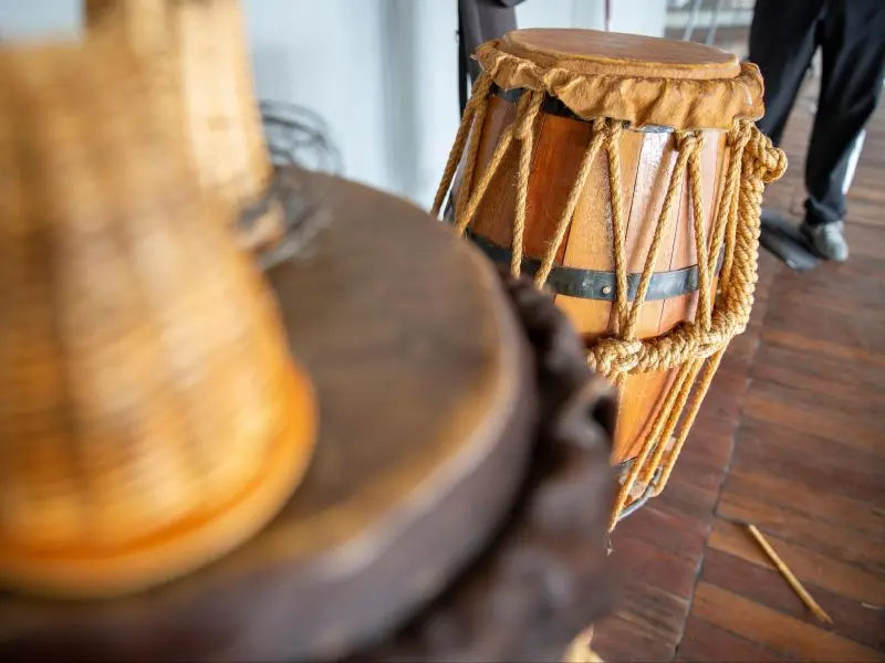 Atabaques no canto de uma sala