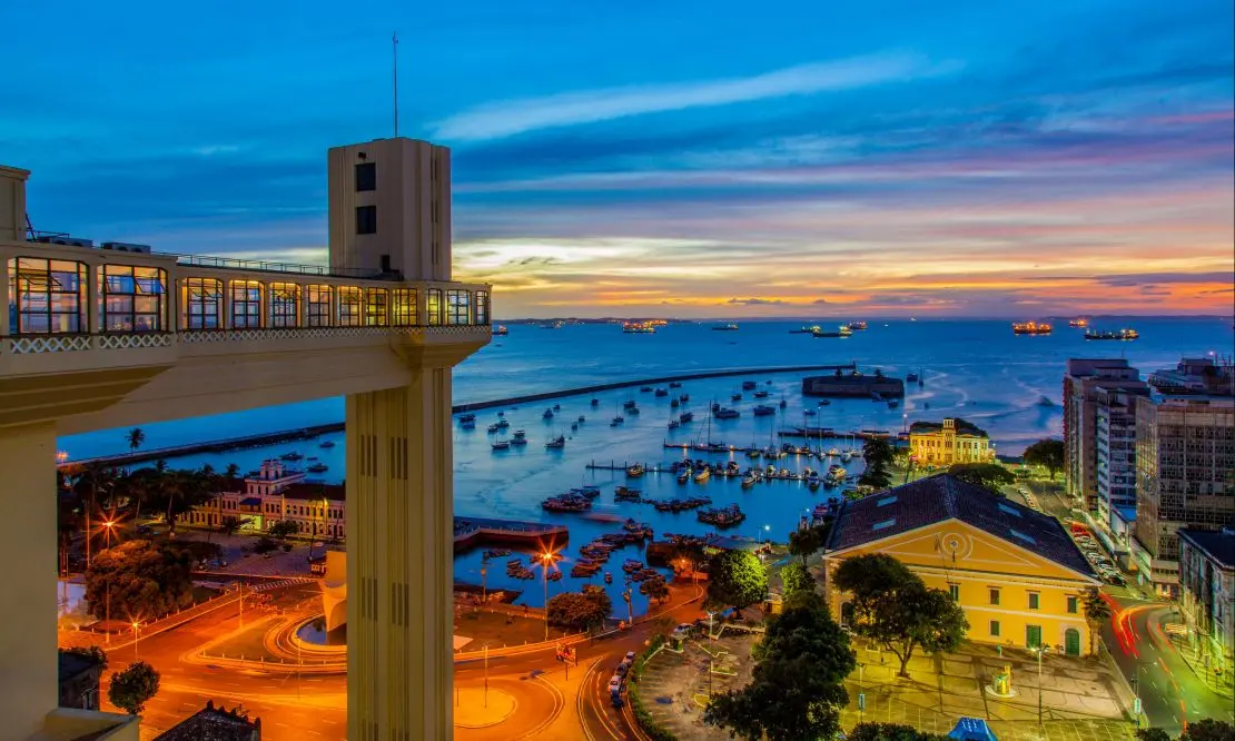 Vista de trás do Elevador Lacertda, em Salvador, com vista para o mar durante o pôr do sol