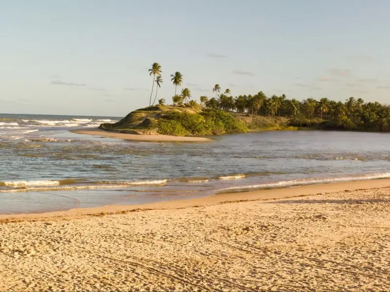 Orla da praia em Conde, Bahia. 