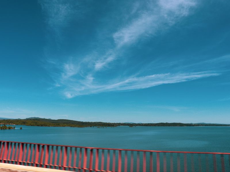 Vista do Lago da Serra da Mesa do ponto de vista da ponte que passa sobre ele