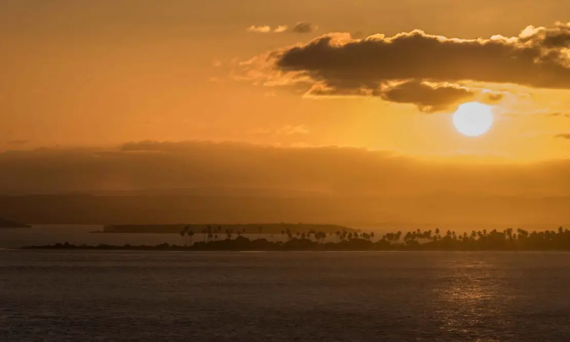 Pôr do sol na Costa do Dendê, Bahia.
