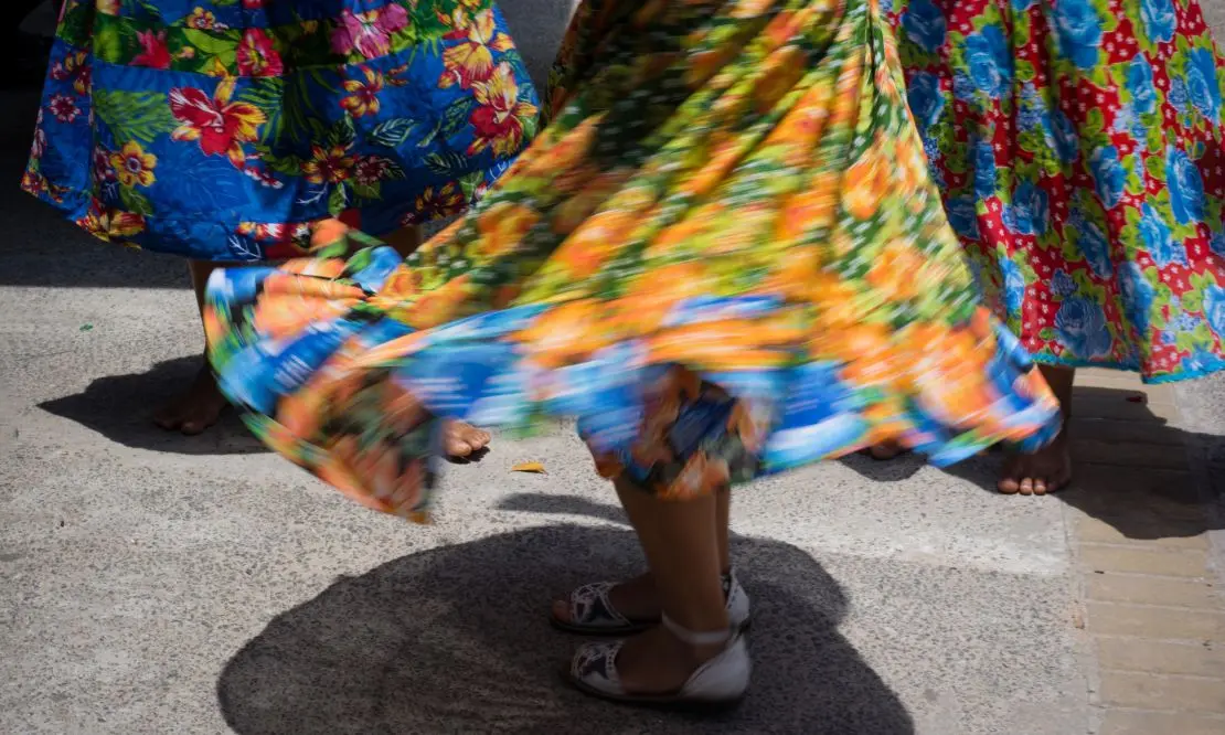 Parte das saias de três mulheres que dançam em um samba de roda