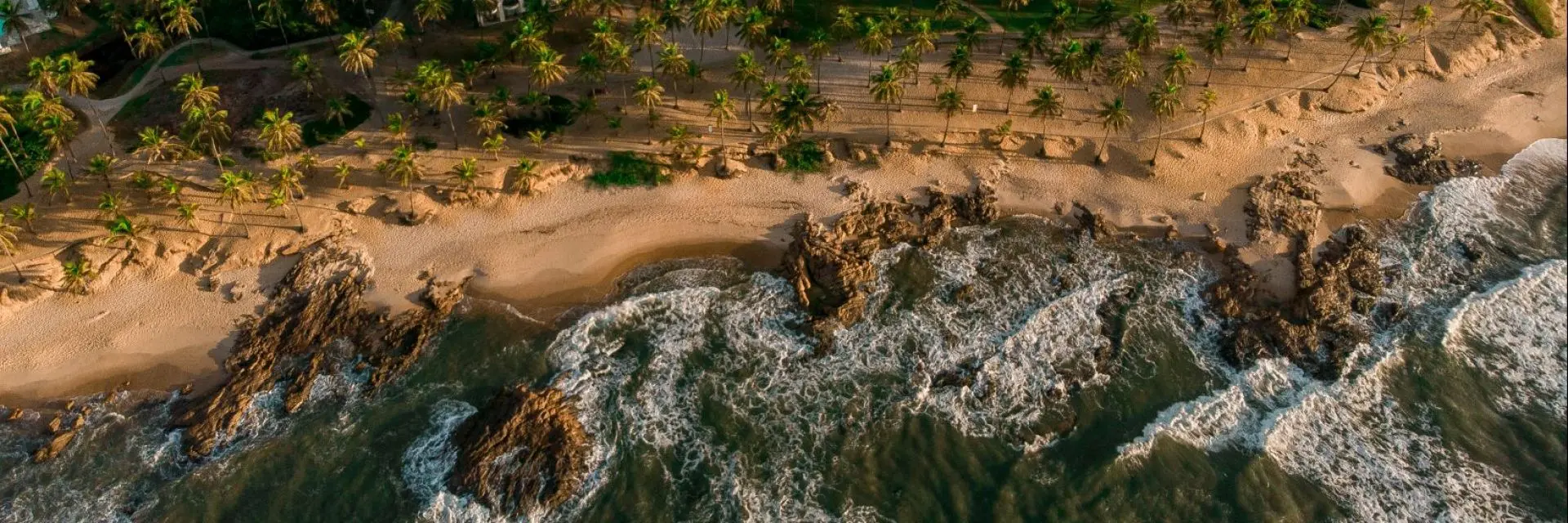 Imagem da orla de uma praia