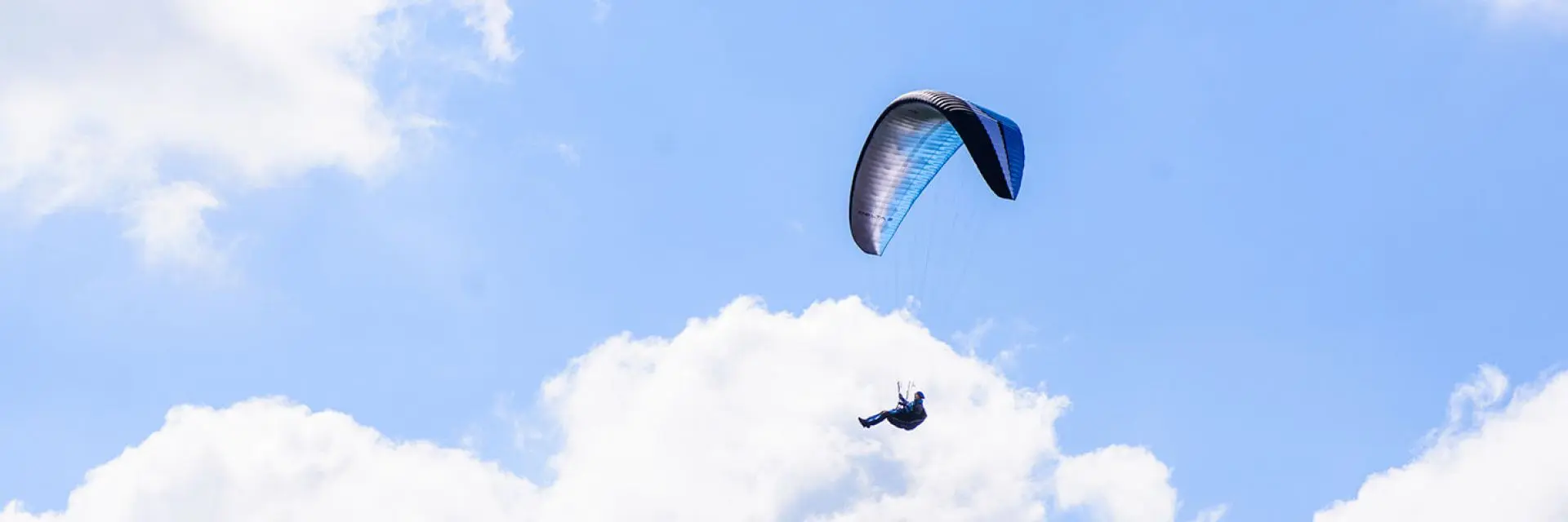Imagem de uma pessoa fazendo paraquedismo