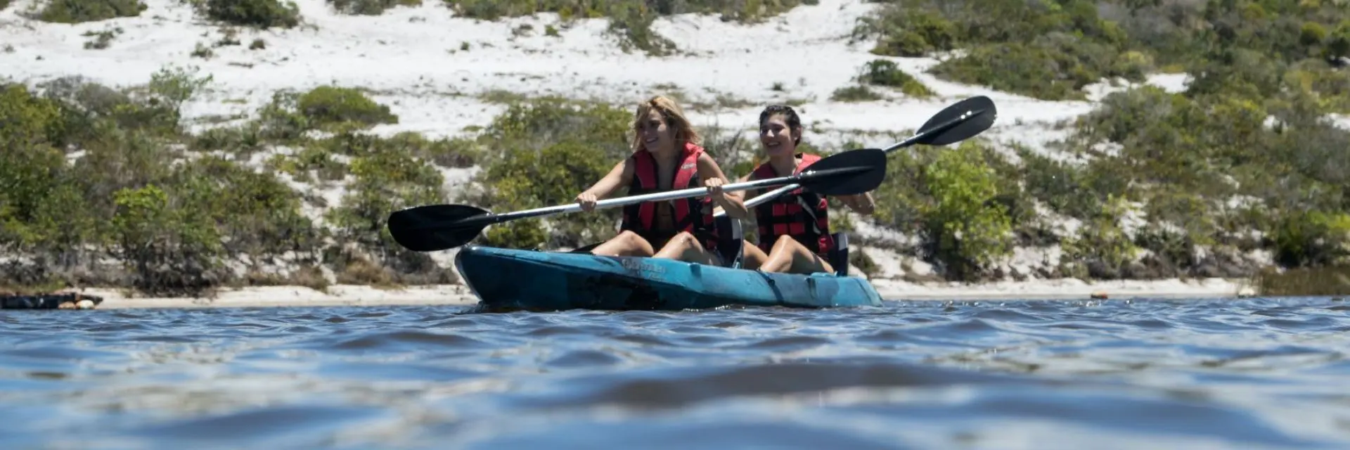 Imagem de duas pessoas praticando esportes aquáticos