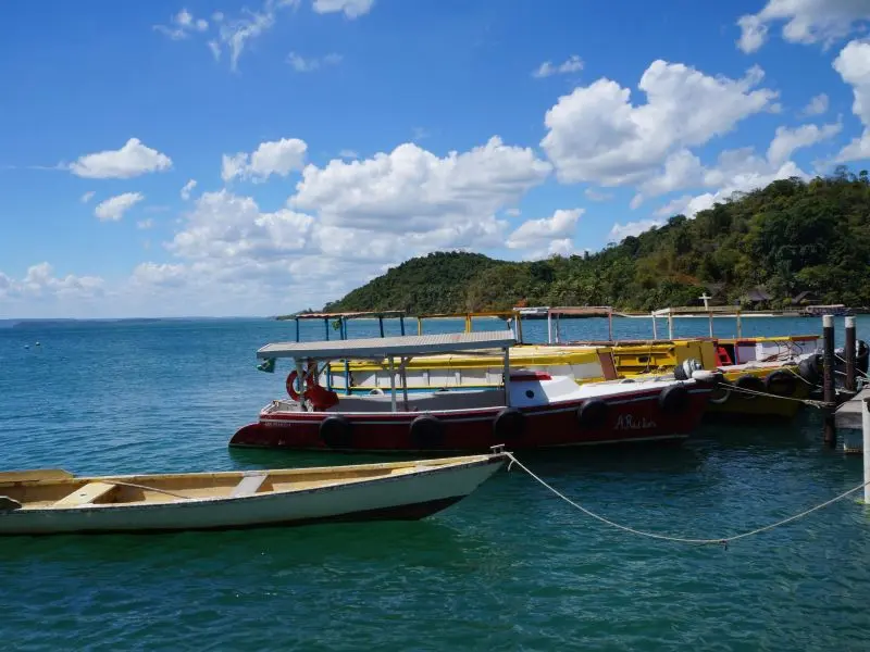 Barcos de pesca ancorados na orla do mar em Madre de Deus