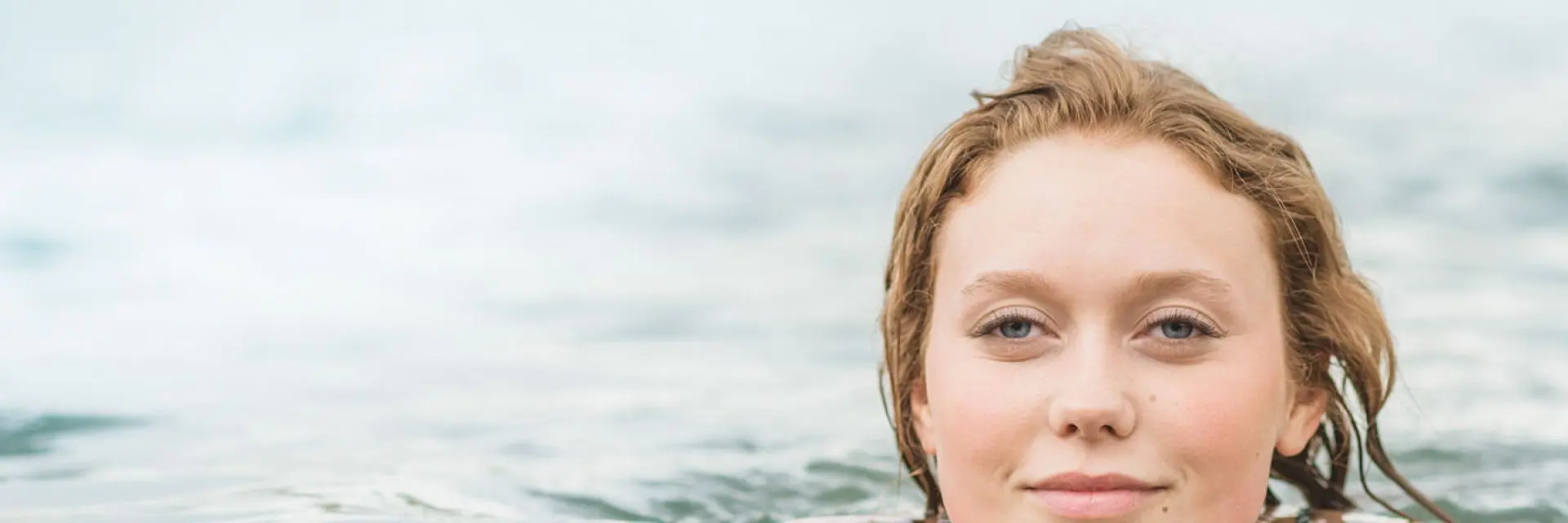 Imagem de uma mulher nadando em uma lagoa