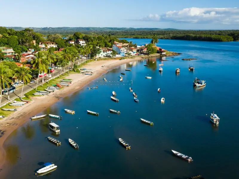 Orla da Praia de Itacaré com vários pequenos barcos pesqueiros ancorados