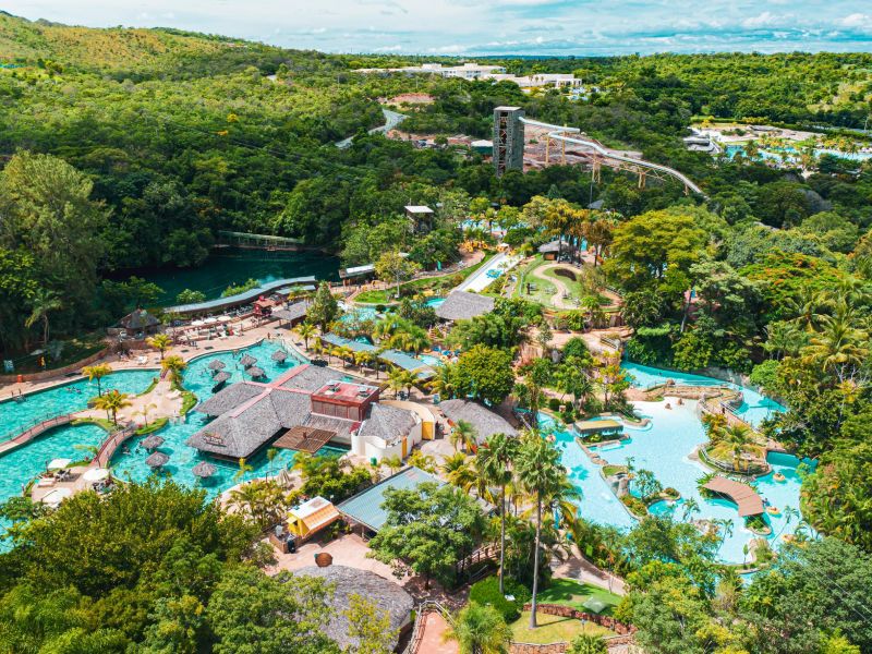 Complexo de hoteis do Rio Quente Resorts no meio do cerrado goiano